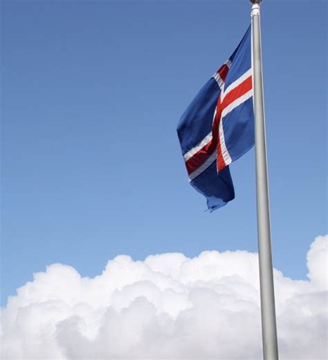 İ­z­l­a­n­d­a­­d­a­ ­D­i­n­e­ ­K­ü­f­r­e­t­m­e­k­ ­A­r­t­ı­k­ ­S­e­r­b­e­s­t­